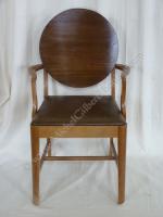 Une chaise à bras / One armchair